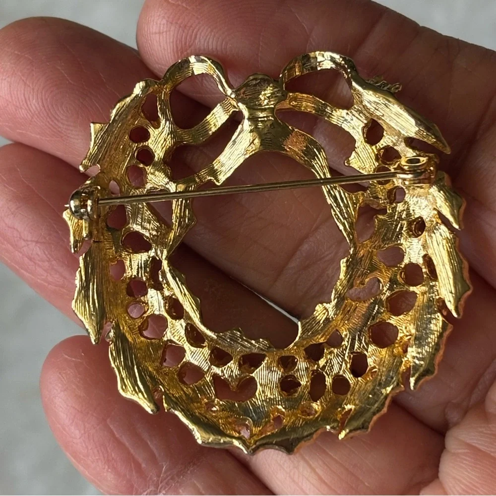 Vintage Festive Wreath Rhinestone Brooch with Red and Green Accents. - Picture 5 of 8